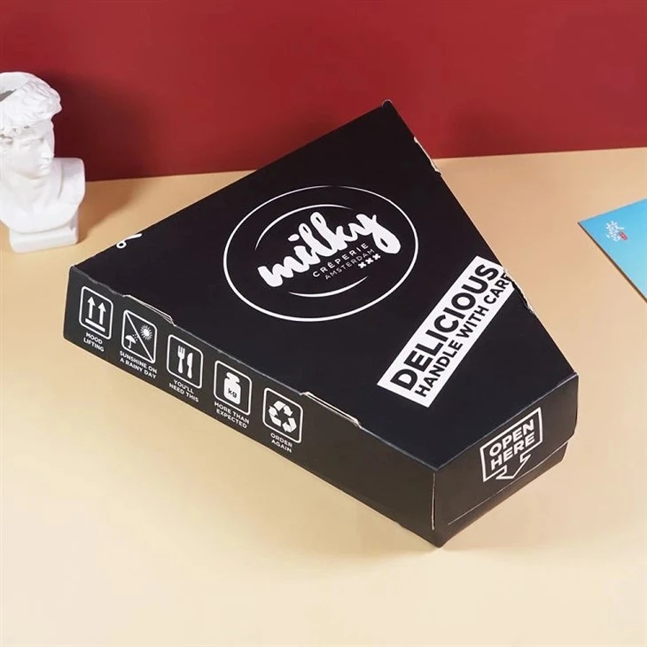 Nakrájejte krabici na pizzu s tištěným logem